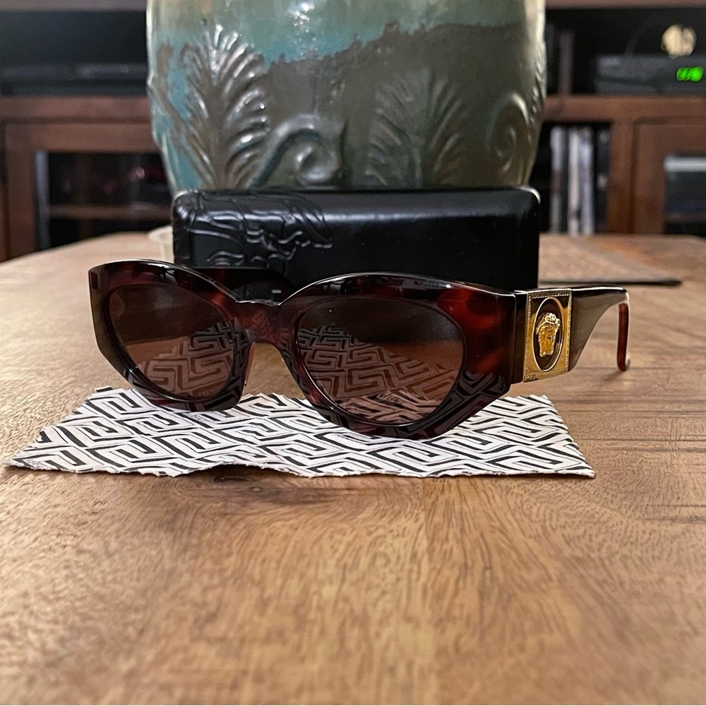 VTG 90s Gianni Versace Mod 420 Tortoise Shell Brown Oval Sunglasses OG Acc.